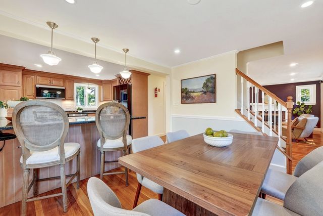 8 Sunnyfield Road, Bedford, MA 01730
