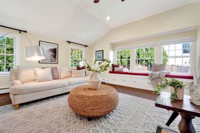 8 Sunnyfield Road, Bedford, MA 01730