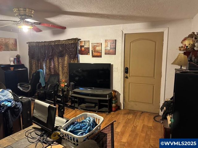 4220 Sunnyview Rd NE, Salem, OR 97305