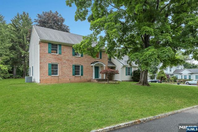 2 Rogers Court, Midland Park, NJ 07432