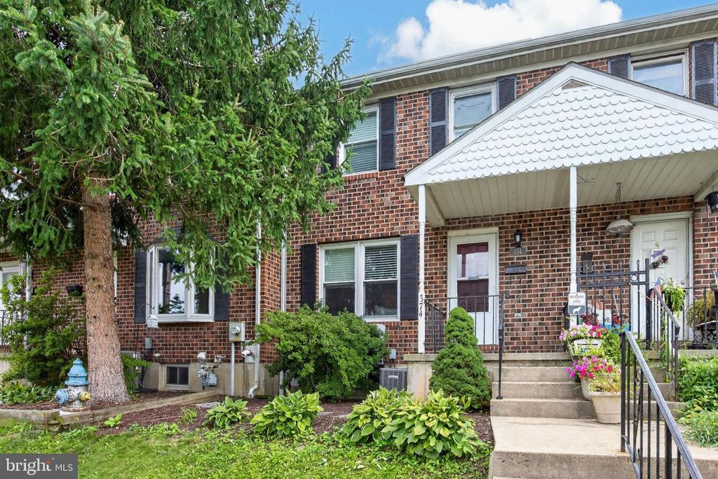 374 WASHINGTON AVE, PHOENIXVILLE, PA 19460 — photo 2