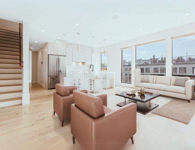 340 W 2nd St P21, Boston, MA 02127