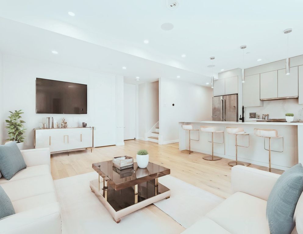 340 W 2nd St P21, Boston, MA 02127