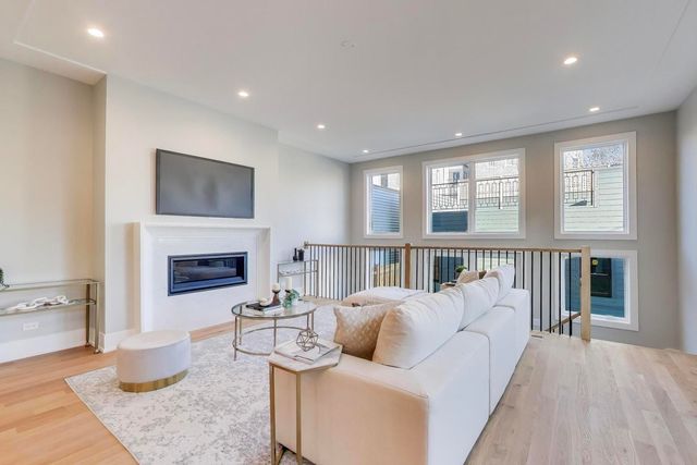 3929 N Francisco Avenue, Chicago, IL 60618