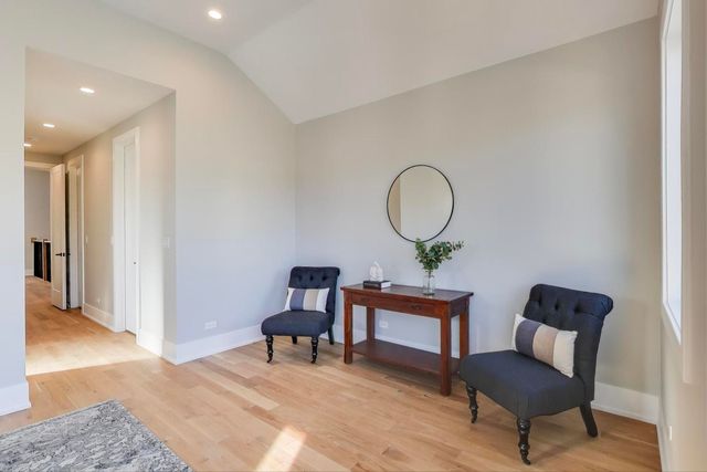 3929 N Francisco Avenue, Chicago, IL 60618