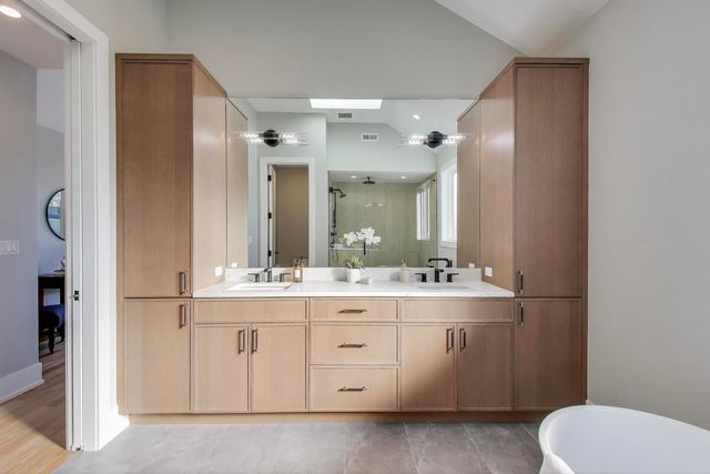 3929 N Francisco Avenue, Chicago, IL 60618