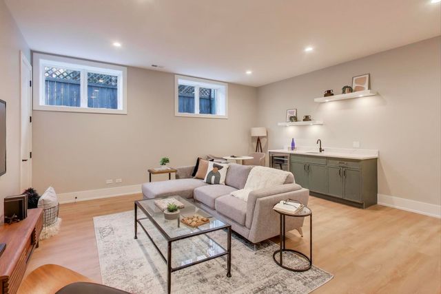 3929 N Francisco Avenue, Chicago, IL 60618