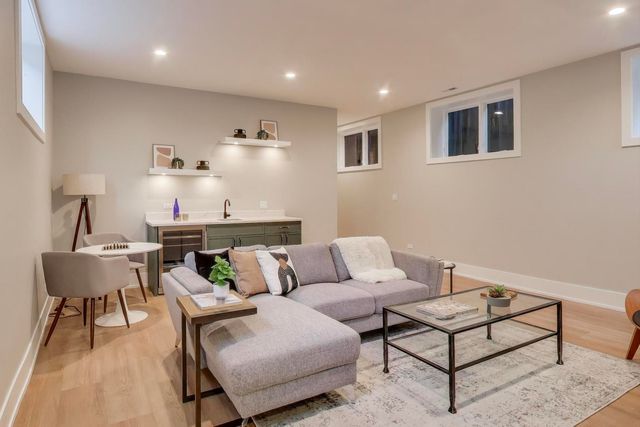 3929 N Francisco Avenue, Chicago, IL 60618