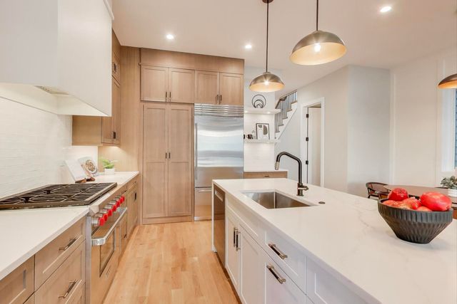 3929 N Francisco Avenue, Chicago, IL 60618