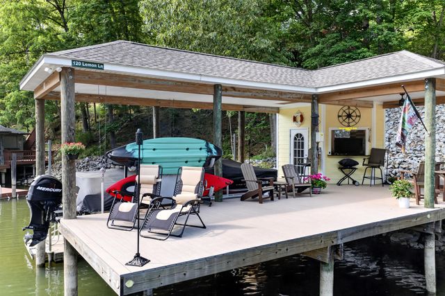 120 Lemon LN, Hardy, VA 24101