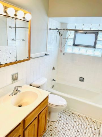 10425 S Hale Avenue 3A, Chicago, IL 60643