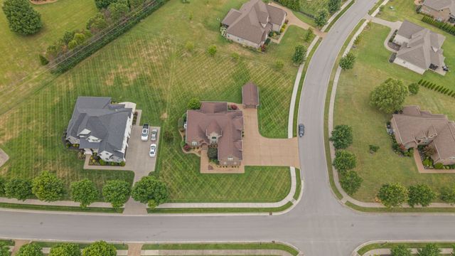 703 Farmington Dr, Lebanon, TN 37087