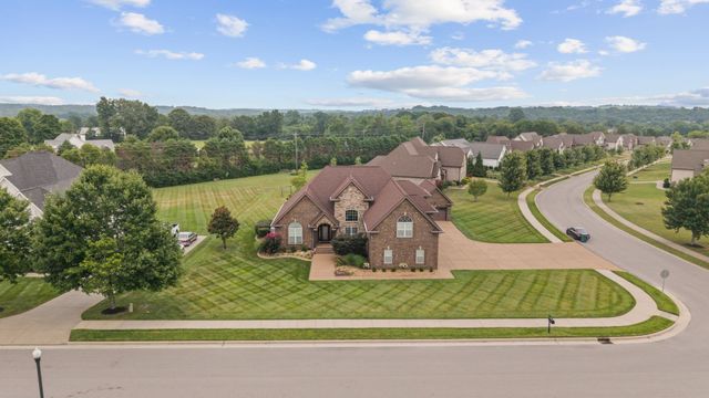 703 Farmington Dr, Lebanon, TN 37087