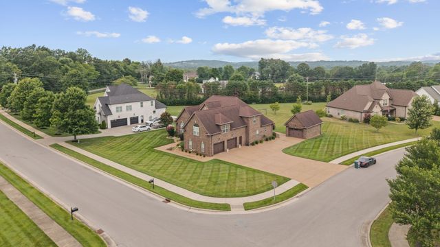 703 Farmington Dr, Lebanon, TN 37087