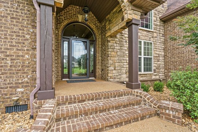 703 Farmington Dr, Lebanon, TN 37087
