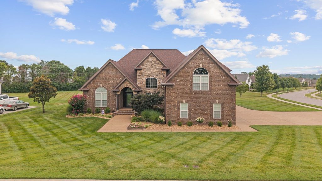 703 Farmington Dr, Lebanon, TN 37087