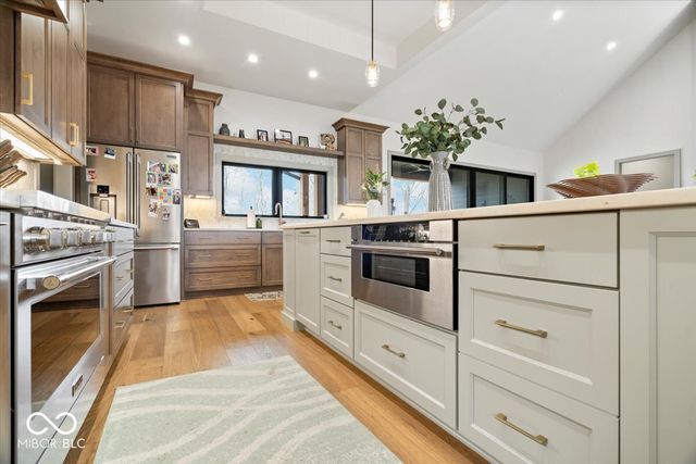 4852 Homestead Court, Zionsville, IN 46077