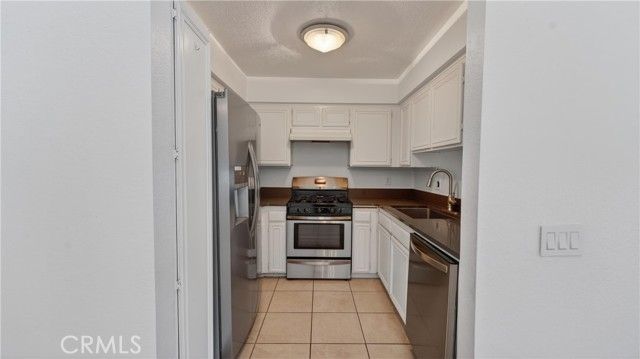 2600 W Segerstrom Avenue D, Santa Ana, CA 92704