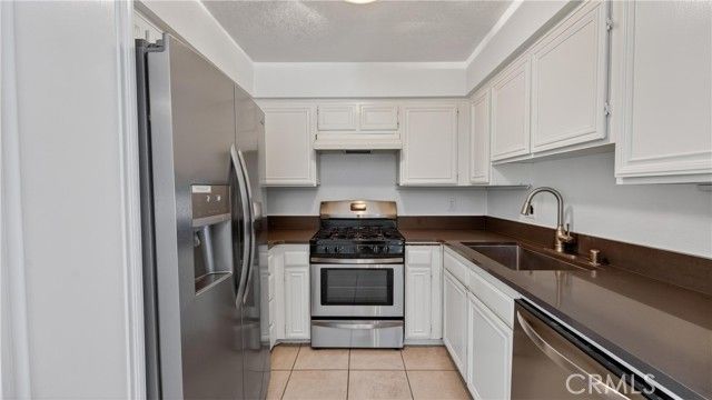 2600 W Segerstrom Avenue D, Santa Ana, CA 92704