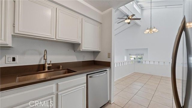 2600 W Segerstrom Avenue D, Santa Ana, CA 92704