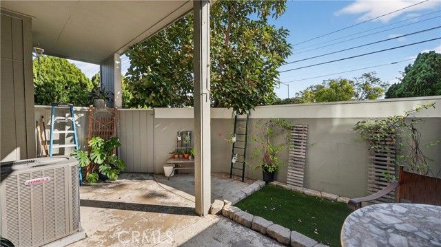 2600 W Segerstrom Avenue D, Santa Ana, CA 92704