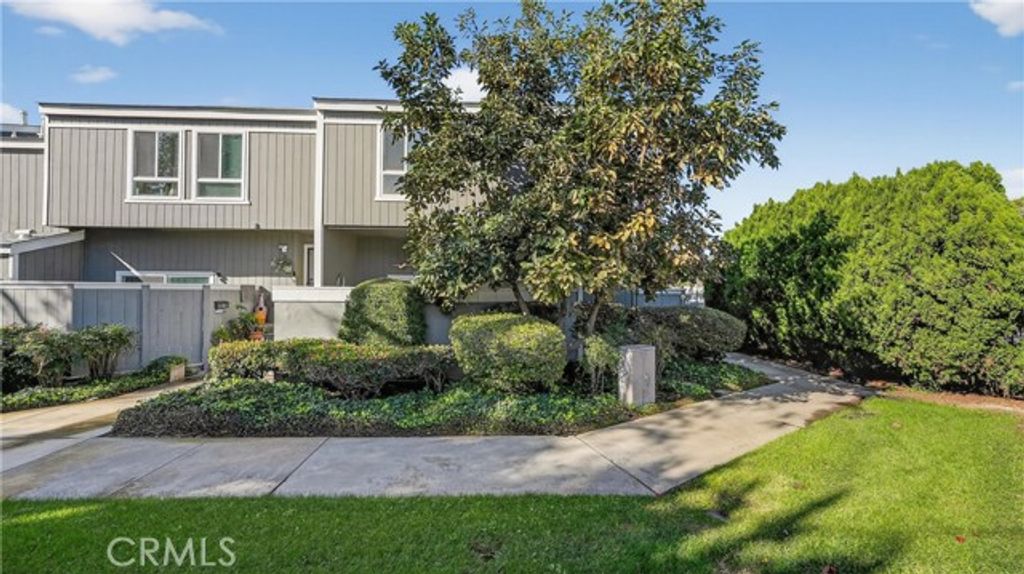 2600 W Segerstrom Avenue D, Santa Ana, CA 92704