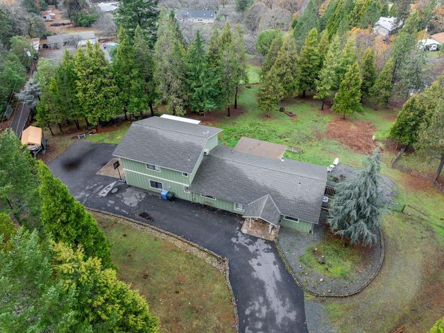 792 Summit Loop, Grants Pass, OR 97527