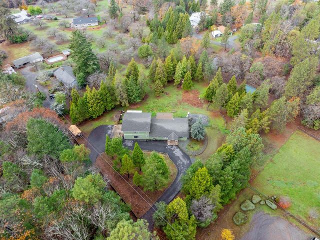 792 Summit Loop, Grants Pass, OR 97527