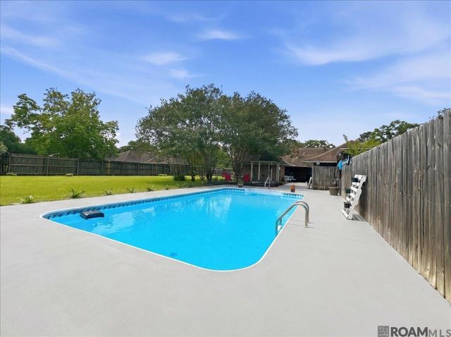 12016 Willowmore Dr, Baker, LA 70714