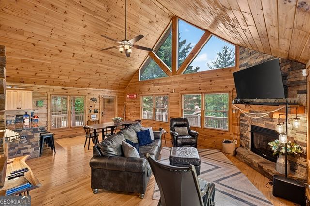 573 Weaver Creek Way, Blue Ridge, GA 30513