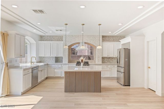 9669 Black Coyote Court, Las Vegas, NV 89139