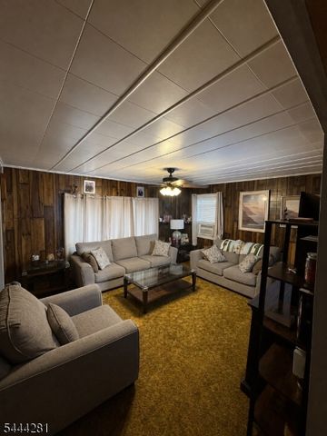9 Chestnut St, Sussex Boro, NJ 07461