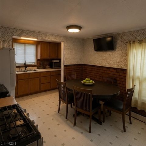 9 Chestnut St, Sussex Boro, NJ 07461
