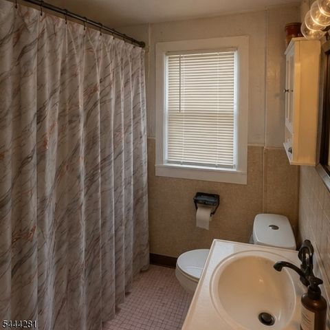 9 Chestnut St, Sussex Boro, NJ 07461