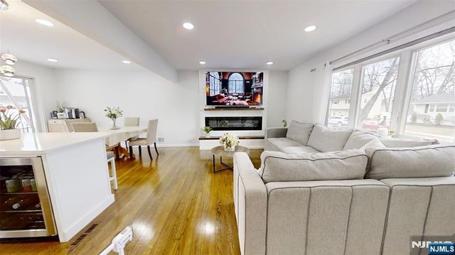 13 Moryan Road, Edison, NJ 08817