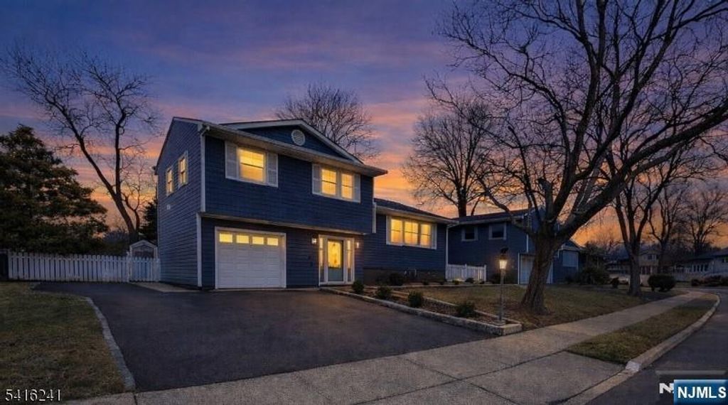 13 Moryan Road, Edison, NJ 08817