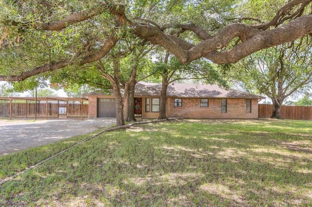Image 1 of property listing at 1305 N Broadway Street, Mertzon, TX 76941