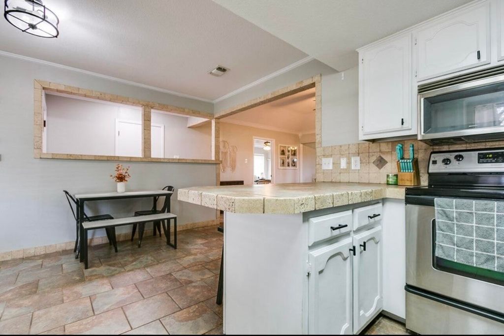 Image 11 of property listing at 1305 N Broadway Street, Mertzon, TX 76941