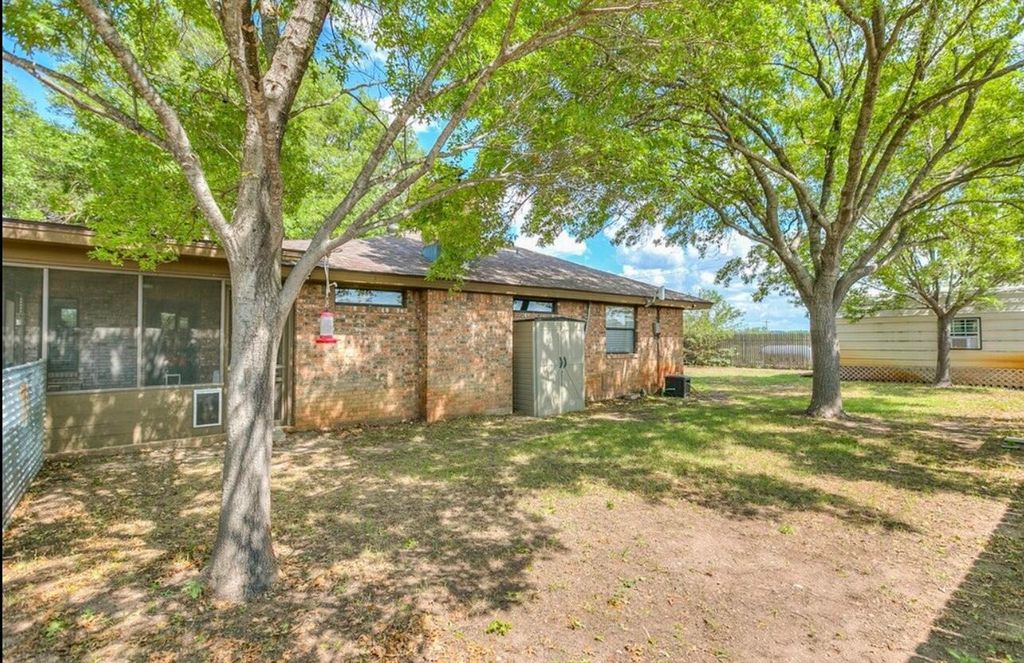 Image 33 of property listing at 1305 N Broadway Street, Mertzon, TX 76941