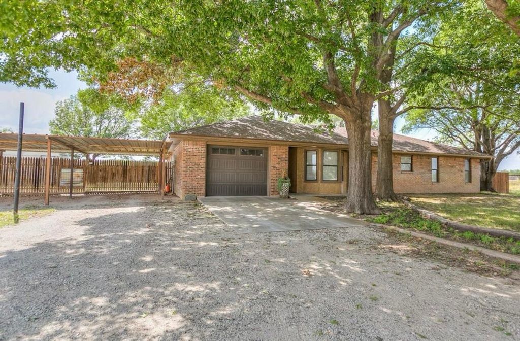 Image 4 of property listing at 1305 N Broadway Street, Mertzon, TX 76941