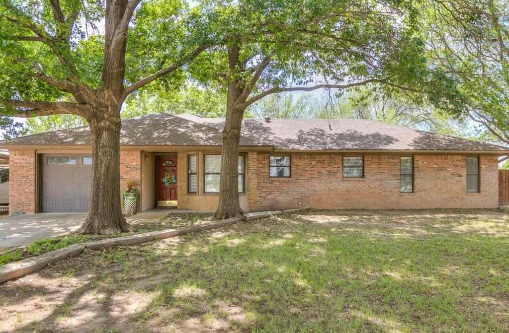 Image 5 of property listing at 1305 N Broadway Street, Mertzon, TX 76941
