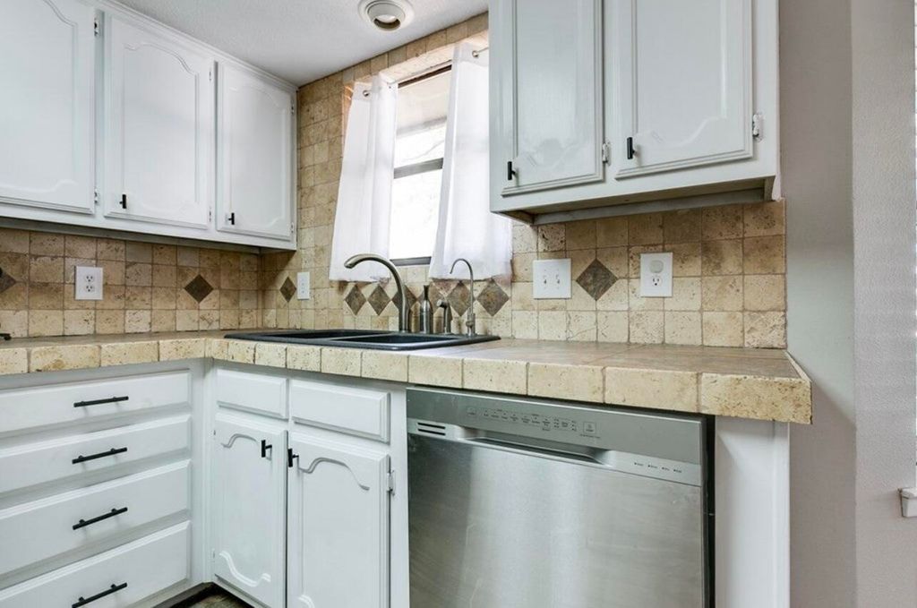 Image 9 of property listing at 1305 N Broadway Street, Mertzon, TX 76941