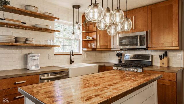 5325 Creekbend Drive, Carmel, IN 46033