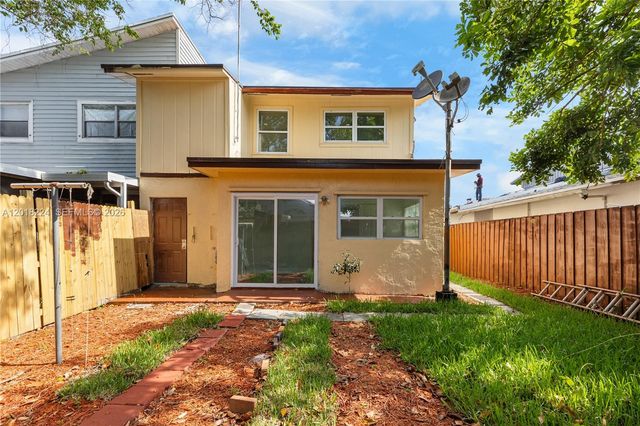 7958 SW 6th St, North Lauderdale, FL 33068