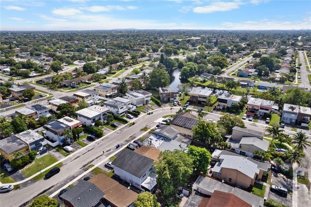7958 SW 6th St, North Lauderdale, FL 33068