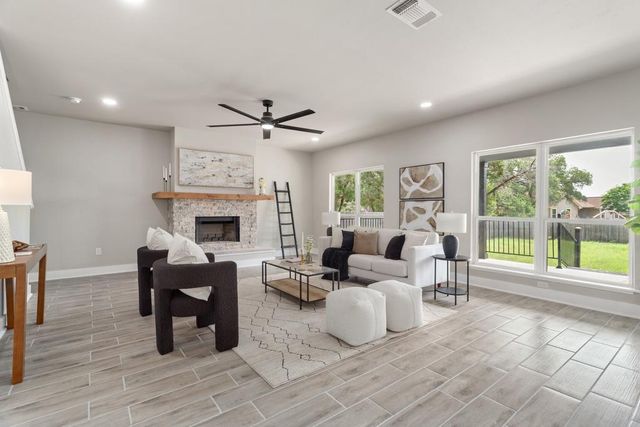 10 Honeysuckle LN, Wimberley, TX 78676