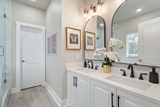 10 Honeysuckle LN, Wimberley, TX 78676