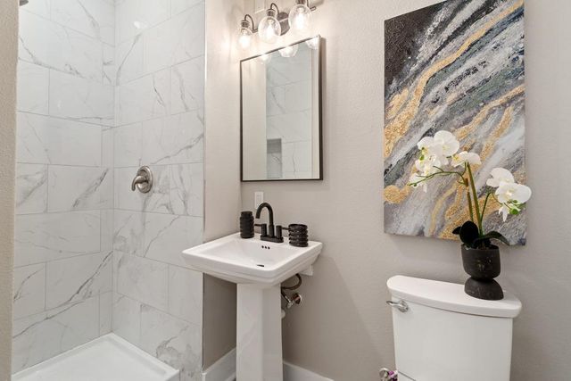 10 Honeysuckle LN, Wimberley, TX 78676