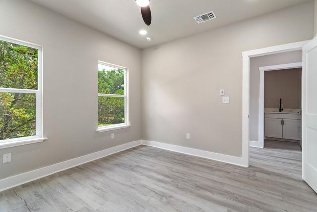 10 Honeysuckle LN, Wimberley, TX 78676