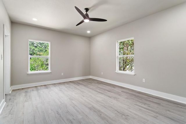 10 Honeysuckle LN, Wimberley, TX 78676